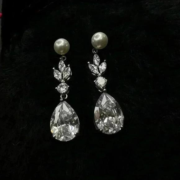 CRYSTAL & PEARL TEARDROP EARRINGS - Picture 1 of 2